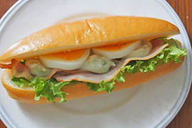 きざみワサビとベ－コンのコッペ