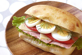 ソ－セ－ジとゴ－ダチ－ズのチャバタサンド